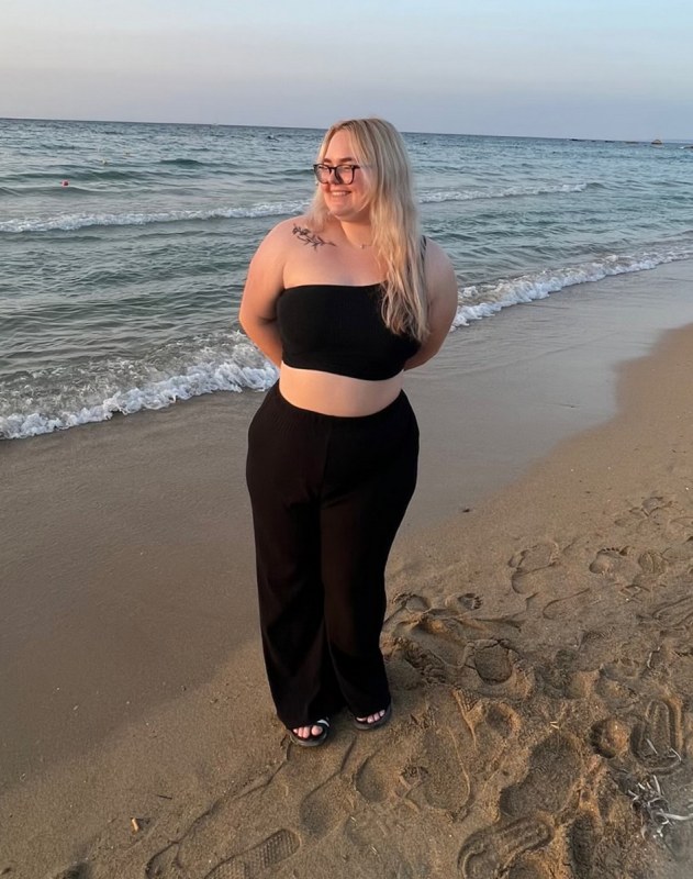 Plno�t�hl� modelky, plus size modelka, baculky, 56-Facetune_14-07-2023-22-46-49